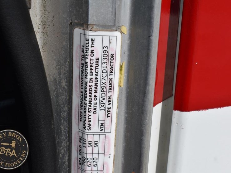 2012-peterbilt-384-image-36