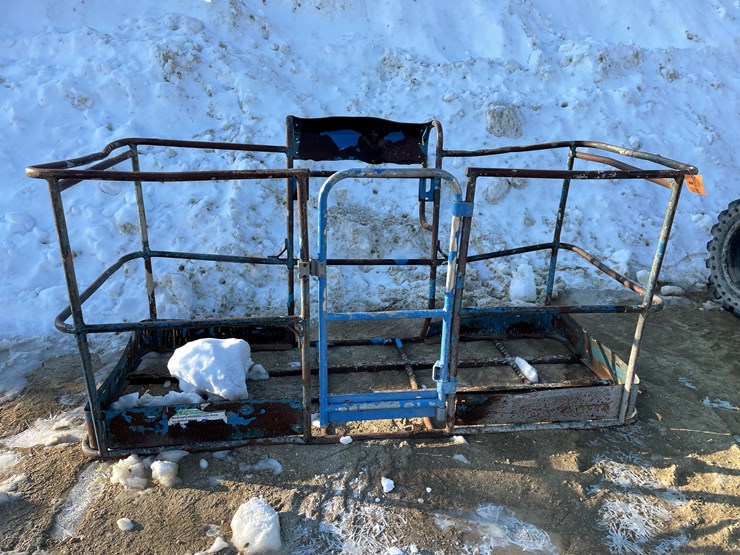 #3943-•-used-man-lift-basket-image-2