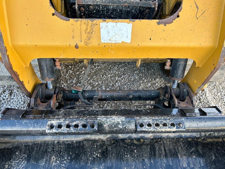 2015-caterpillar-259d-image-10