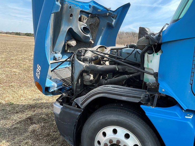 #134-•-2001-freightliner-century-class-sleeper-cab-semi-tractor-(has-wi-title)-(non-runner)-image-51