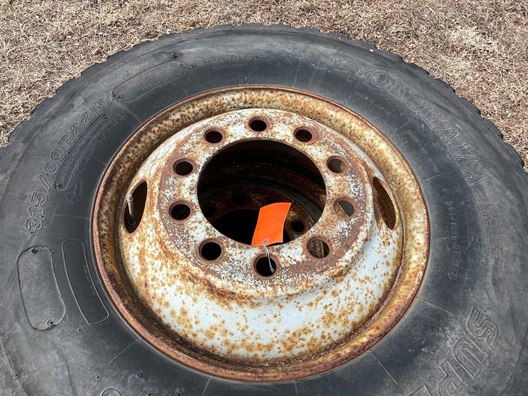 #10710-•-(2)-yokohama-315/80r22.5-truck-tires-on-rims-image-7