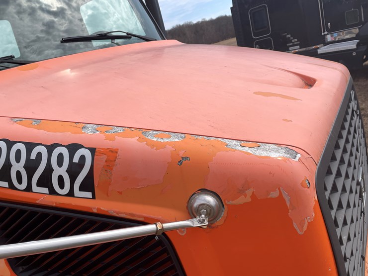 #121-•-2009-volvo-day-cab-semi-tractor-(has-wi-title)-image-18