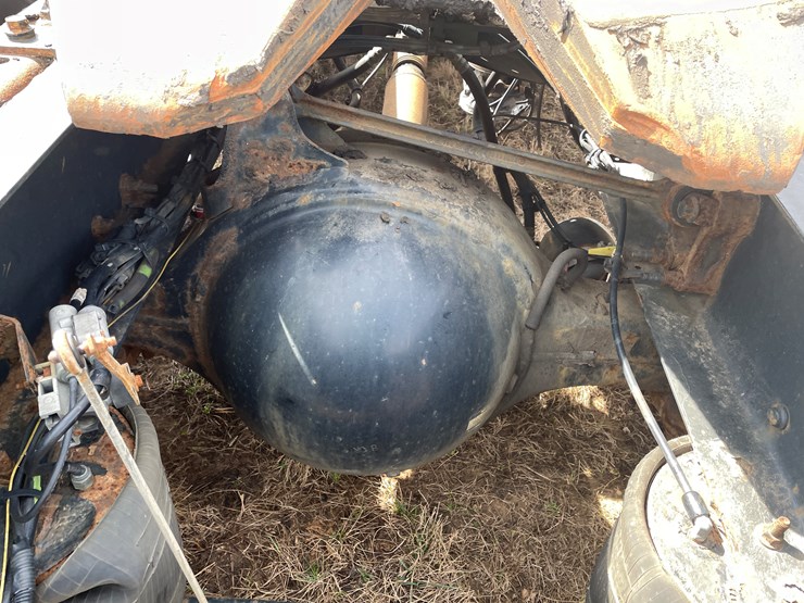 #115-•-2013-volvo-single-axle-day-cab-semi-tractor-(has-wi-title)-image-39