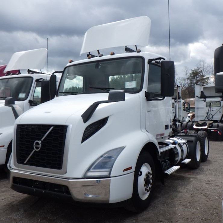 2019 VOLVO VNR300