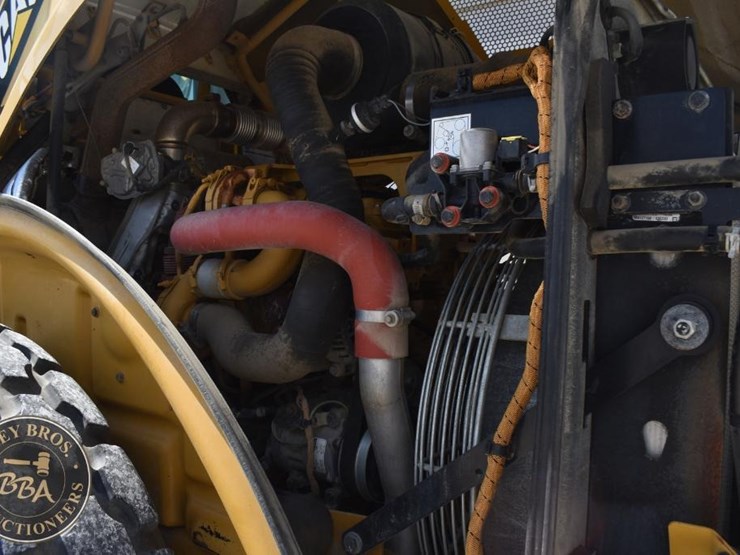 2015-caterpillar-cs66b-image-26