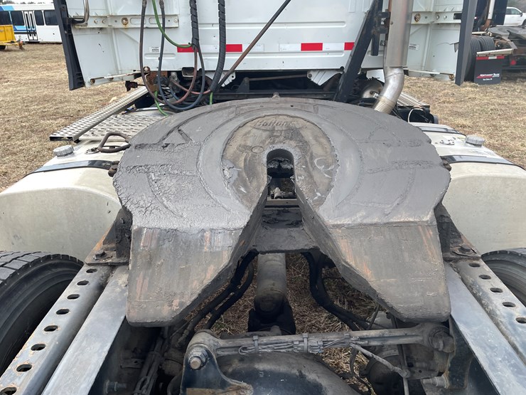 #116-•-2018-volvo-single-axle-day-cab-semi-tractor-(has-wi-title)-image-35