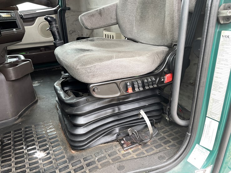 #110-•-2014-volvo-car-hauler-semi-and-trailer-(has-wi-title)-image-89