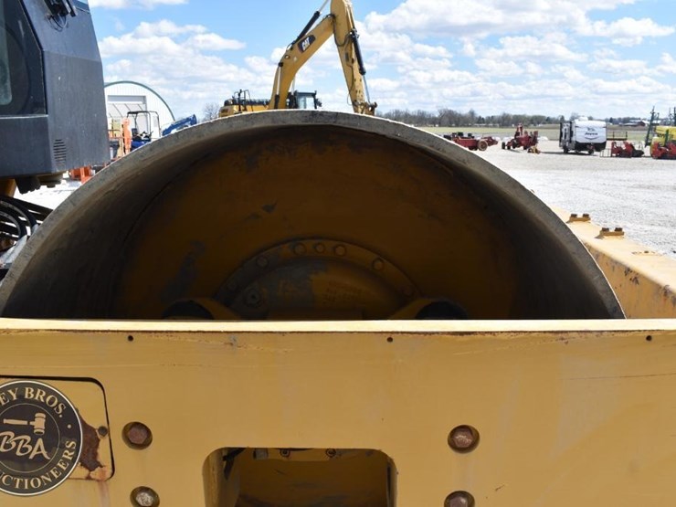 2015-caterpillar-cs66b-image-16