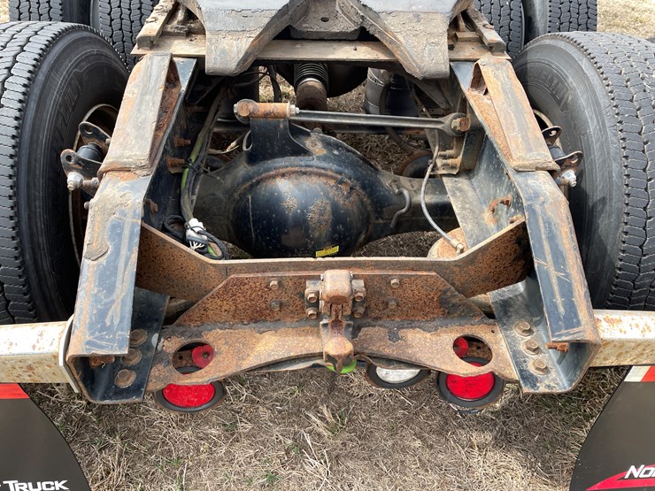 #117-•-2009-volvo-day-cab-semi-tractor-(has-wi-title)-image-40