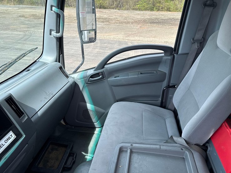 2022-isuzu-nrr-image-30