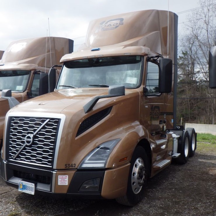 2023 VOLVO VNL300