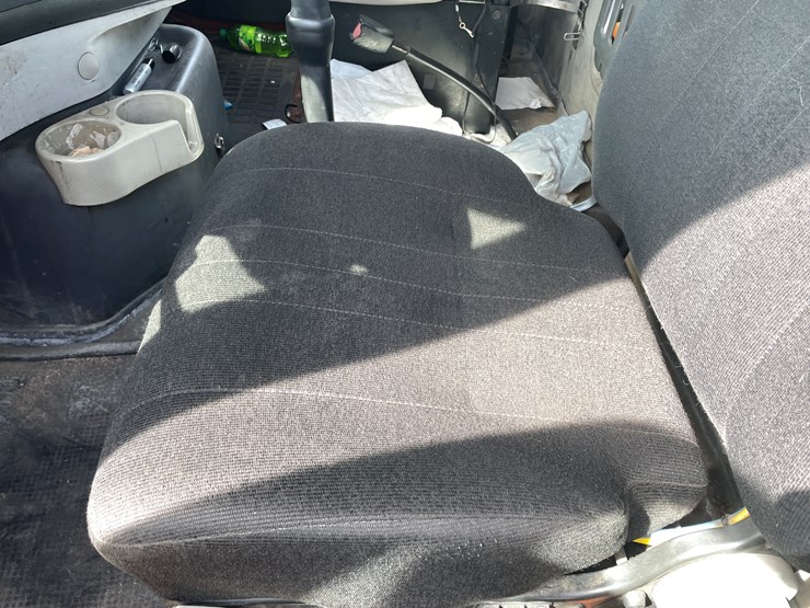 #123-•-2006-volvo-day-cab-semi-tractor-(has-wi-title)-image-79