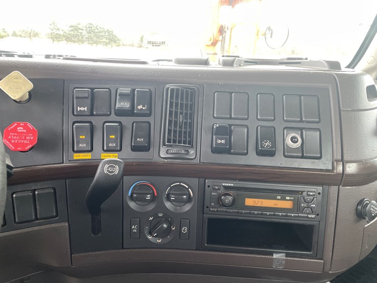 #110-•-2014-volvo-car-hauler-semi-and-trailer-(has-wi-title)-image-94