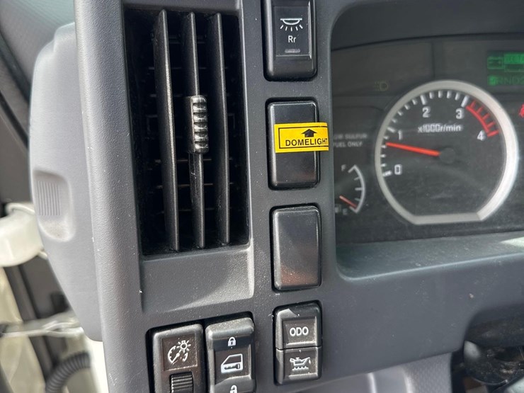 2022-isuzu-nrr-image-29