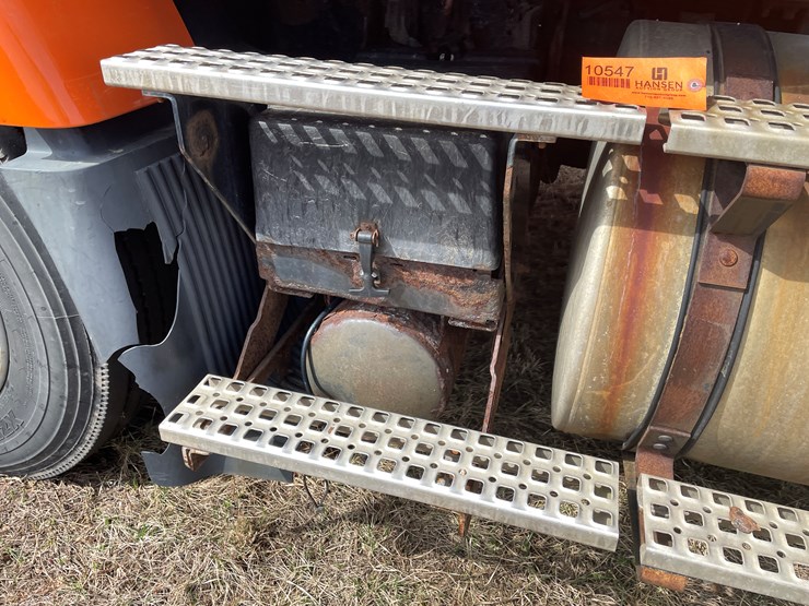 #122-•-2009-volvo-day-cab-semi-tractor-(has-wi-title)-image-54