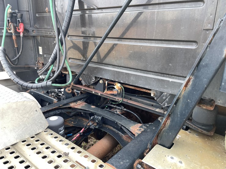 #115-•-2013-volvo-single-axle-day-cab-semi-tractor-(has-wi-title)-image-21