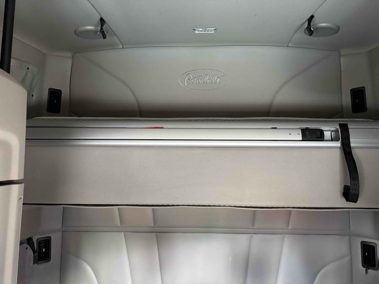 2023-peterbilt-579-image-34