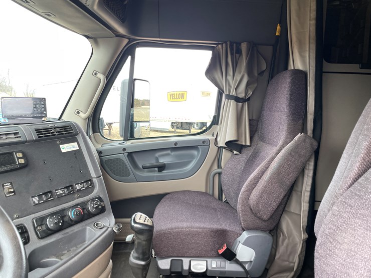 #104-•-2016-freightliner-cascade-evolution-sleeper-cab-semi-tractor-(has-wi-title)-image-55