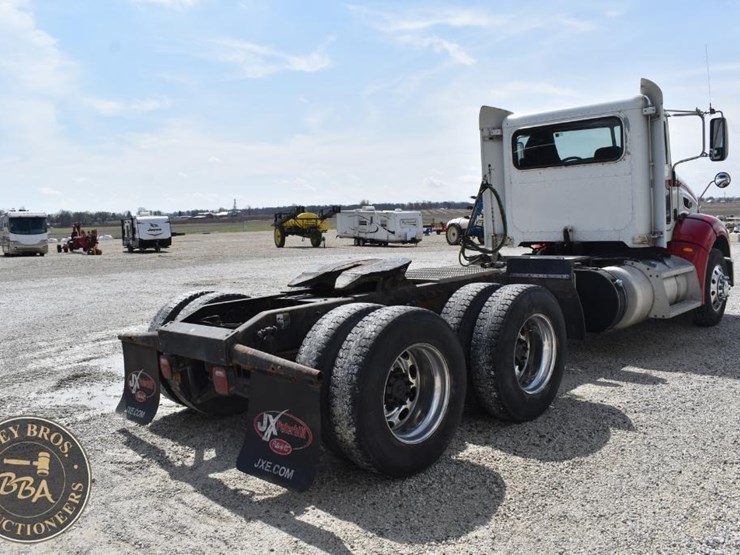 2012-peterbilt-384-image-9