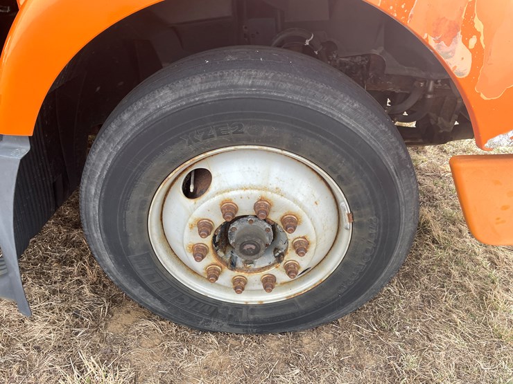 #121-•-2009-volvo-day-cab-semi-tractor-(has-wi-title)-image-19