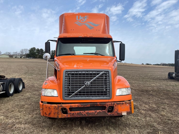 #122-•-2009-volvo-day-cab-semi-tractor-(has-wi-title)-image-2