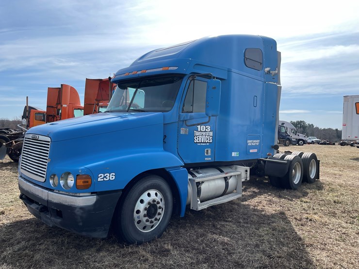 #134-•-2001-freightliner-century-class-sleeper-cab-semi-tractor-(has-wi-title)-(non-runner)-image-1