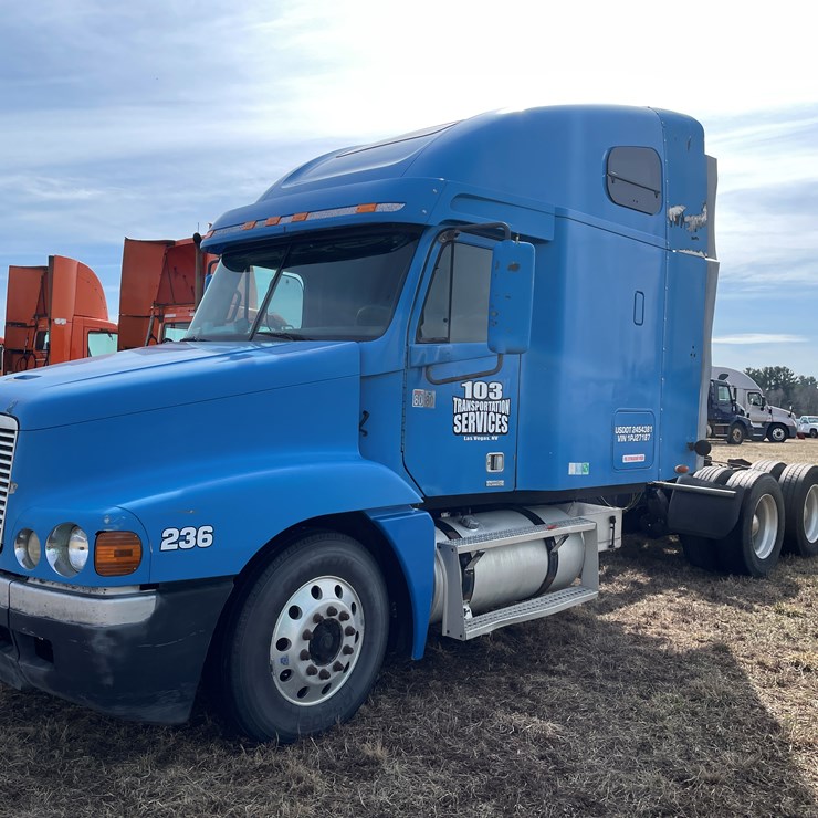 #134 • 2001 Freightliner Century Class Sleeper Cab Semi Tractor (Has WI Title) (Non Runner)
