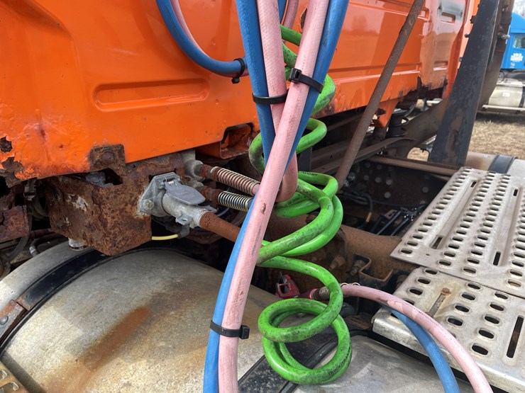 #121-•-2009-volvo-day-cab-semi-tractor-(has-wi-title)-image-53