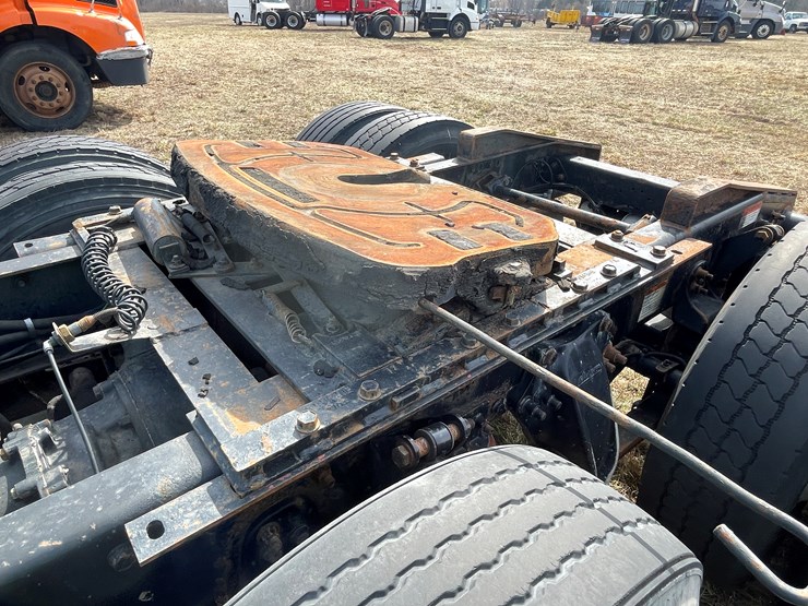 #134-•-2001-freightliner-century-class-sleeper-cab-semi-tractor-(has-wi-title)-(non-runner)-image-26