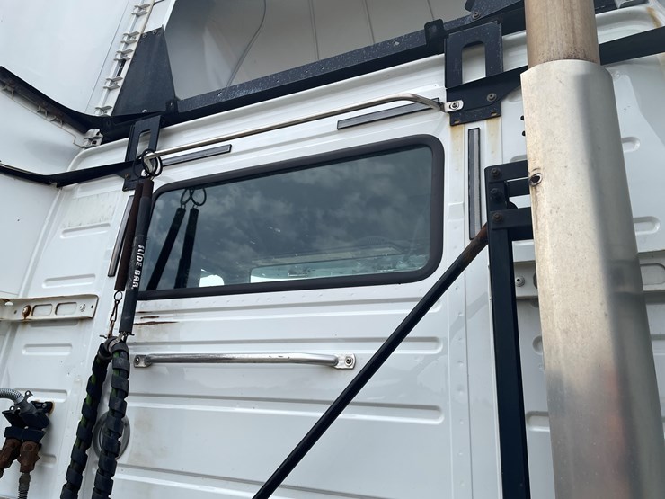 #116-•-2018-volvo-single-axle-day-cab-semi-tractor-(has-wi-title)-image-23