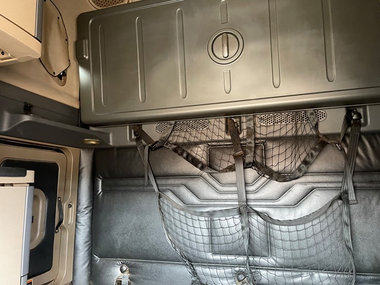 #104-•-2016-freightliner-cascade-evolution-sleeper-cab-semi-tractor-(has-wi-title)-image-65