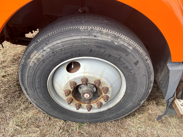 #122-•-2009-volvo-day-cab-semi-tractor-(has-wi-title)-image-8