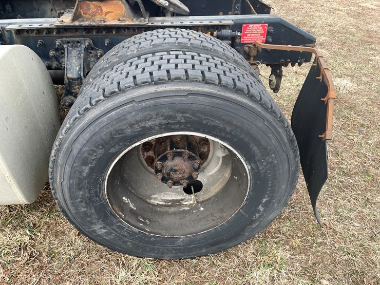 #116-•-2018-volvo-single-axle-day-cab-semi-tractor-(has-wi-title)-image-37