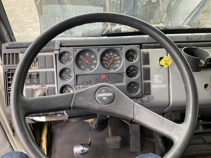 1996-freightliner-fl70-image-19