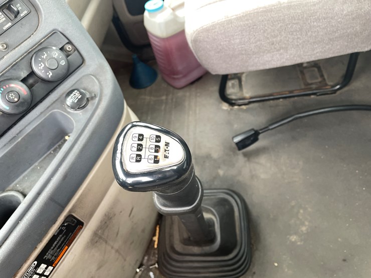 #114-•-2017-freightliner-single-axle-day-cab-semi-tractor-(has-wi-title)-image-73