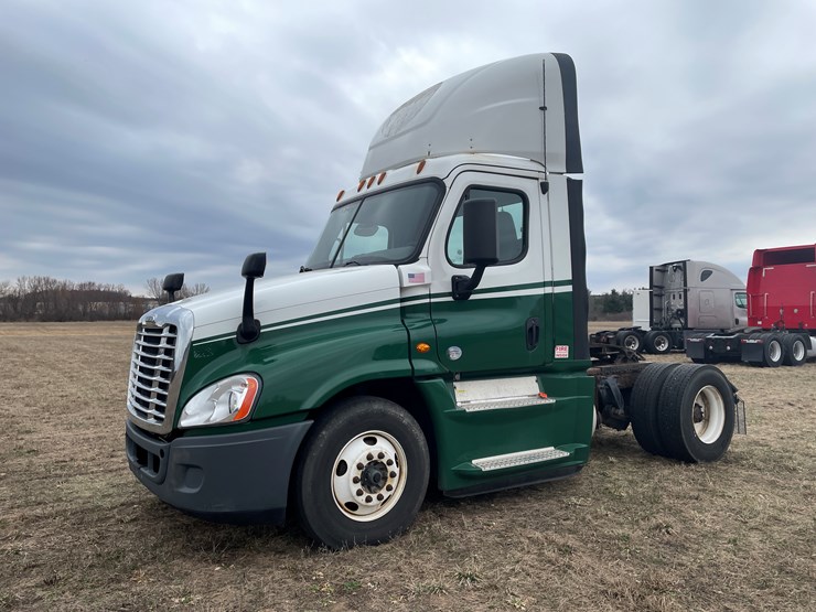 #114-•-2017-freightliner-single-axle-day-cab-semi-tractor-(has-wi-title)-image-1