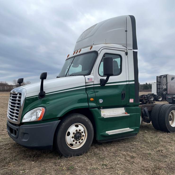 #114 • 2017 Freightliner Single Axle Day Cab Semi Tractor (Has WI Title)