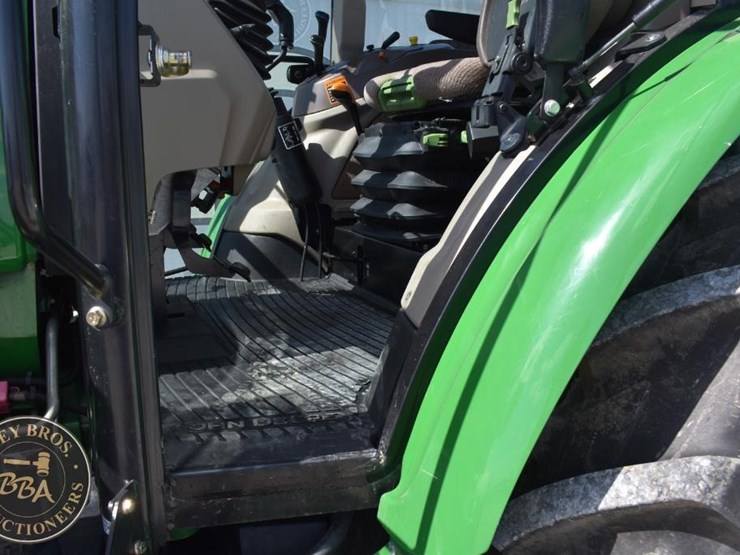2014-john-deere-6140d-image-40