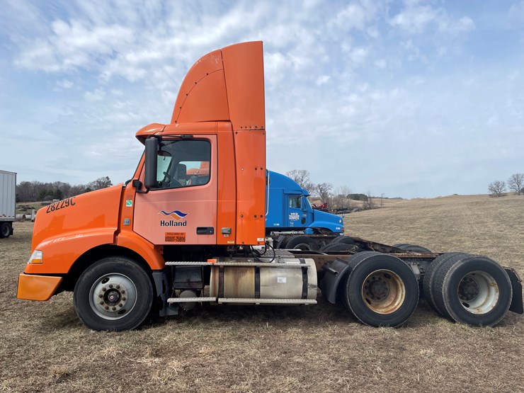 #122-•-2009-volvo-day-cab-semi-tractor-(has-wi-title)-image-7