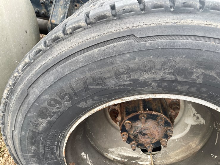 #116-•-2018-volvo-single-axle-day-cab-semi-tractor-(has-wi-title)-image-38