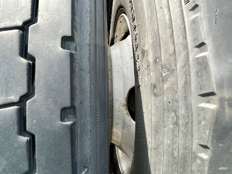 #134-•-2001-freightliner-century-class-sleeper-cab-semi-tractor-(has-wi-title)-(non-runner)-image-42