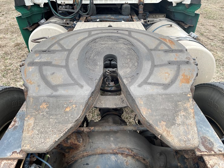 #114-•-2017-freightliner-single-axle-day-cab-semi-tractor-(has-wi-title)-image-37