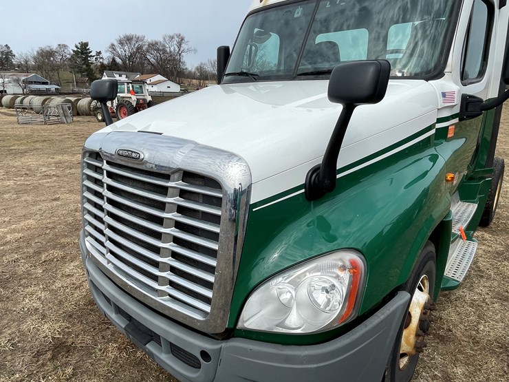 #113-•-2017-freightliner-single-axle-day-cab-semi-tractor-(has-wi-title)-image-9