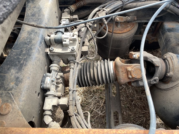 #117-•-2009-volvo-day-cab-semi-tractor-(has-wi-title)-image-36