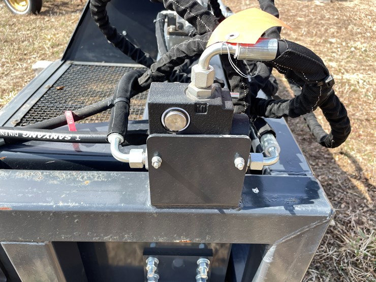 #200-•-wolverine-vibratory-screening-bucket-image-12