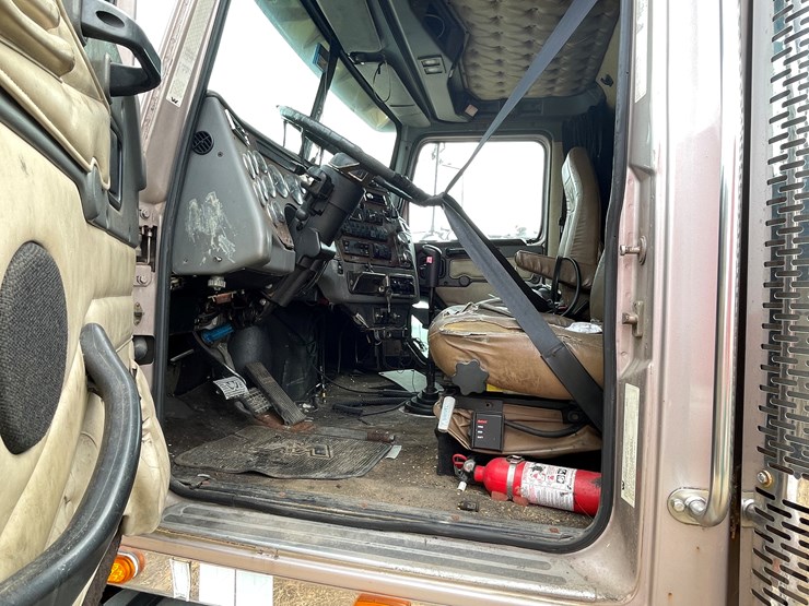 #128-•-2003-western-star-sleeper-cab-semi-tractor-(has-wi-title)-(non-runner)-image-68