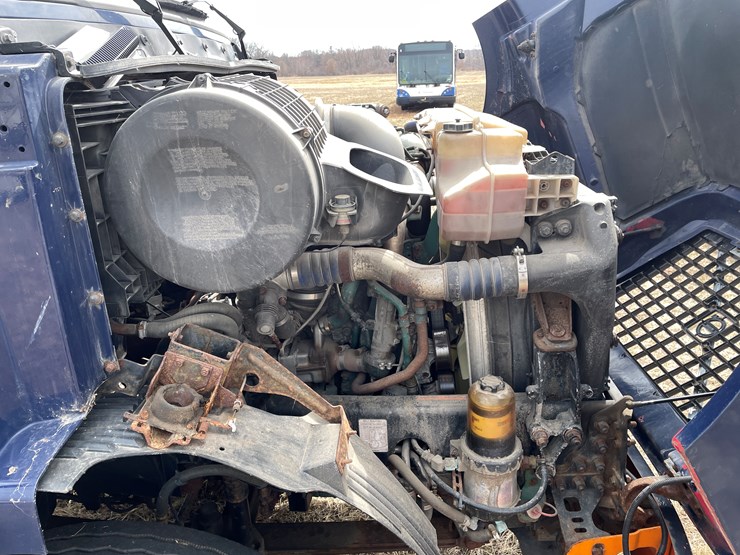 #117-•-2009-volvo-day-cab-semi-tractor-(has-wi-title)-image-58