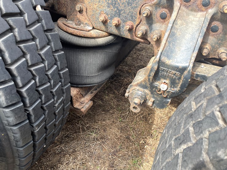 #121-•-2009-volvo-day-cab-semi-tractor-(has-wi-title)-image-51