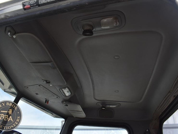 2012-peterbilt-384-image-39