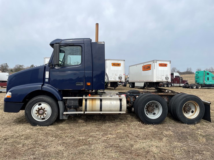#117-•-2009-volvo-day-cab-semi-tractor-(has-wi-title)-image-8